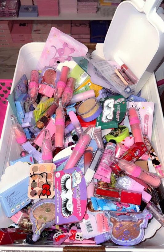 24 Piezas de Maquillaje al Azar - Mystery Box